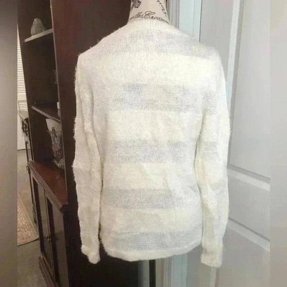 Ann Taylor Ladies Ivory Wool Blend Crew Neck Closed Knit Sweater size Medium - Picture 2 of 5